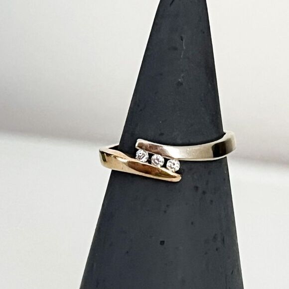 10k gold diamond ring - Picture 3 of 6